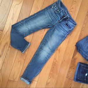 Skinny/strait leg American eagle jeans.